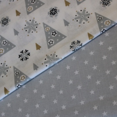Tecidos de algodão com padrões natalinos e estrelas em tons cinza, branco e dourado