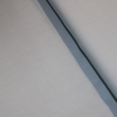 Tecido branco dobrado com textura fina