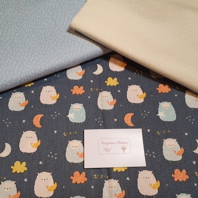 Três tecidos diferentes, com padrão de corujas, linhas e liso, com um cartão de identificação