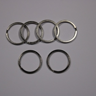 Seis argolas metálicas prateadas em superfície branca