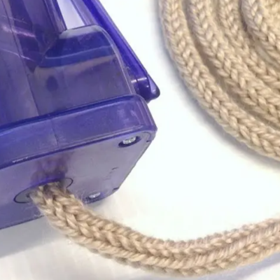 Bomba manual roxa translúcida ligada a mangueira de corda natural