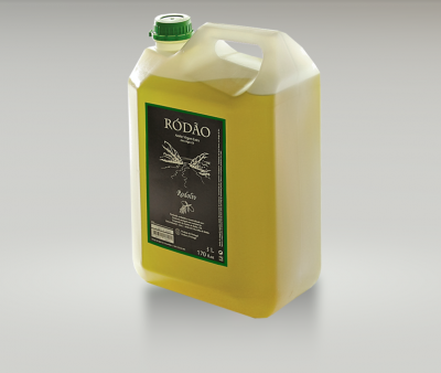 Recipiente de plástico translúcido com líquido amarelo e etiqueta preta com texto RÓDÃO