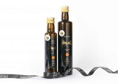 Duas garrafas de azeite de oliva escuro com rótulos pretos e fita preta decorativa