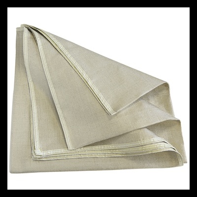 Pano de tecido cru dobrado com costuras visíveis