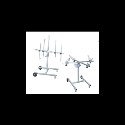 dois suportes metálicos para antenas Yagi com rodas