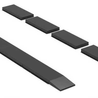 Quatro tapetes antiderrapantes pretos de diferentes tamanhos com cantos chanfrados