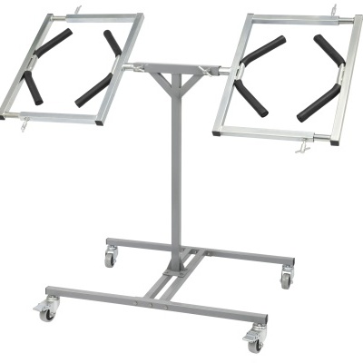 Suporte metálico móvel com duas estruturas retangulares e rodas