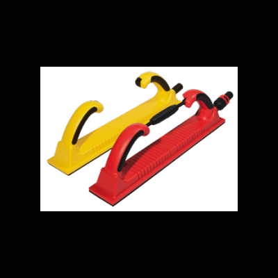Dois aspersores de jardim, amarelo e vermelho, com base retangular