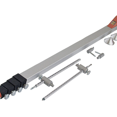 Ferramenta para traçar círculos com itens metálicos e vermelhos sobre fundo branco