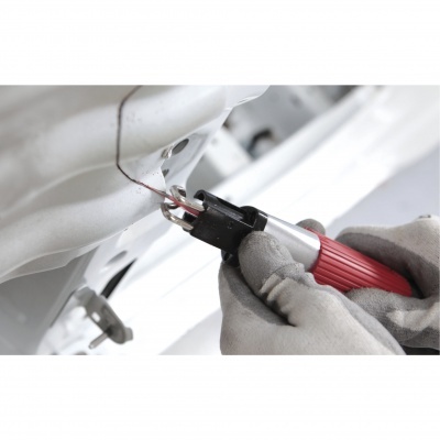 Mão com luva segurando ferramenta vermelha e preta que corta fio metálico