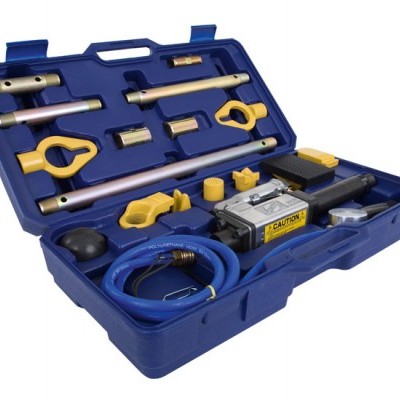 Estojo azul aberto com várias ferramentas metálicas e amarelas organisadas dentro