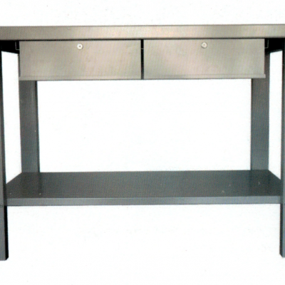 Bancada de trabalho metálica cinzenta com gavetas e prateleira inferior