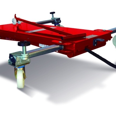 Estrutura móvel vermelha com rodas brancas e braços ajustáveis em fundo branco