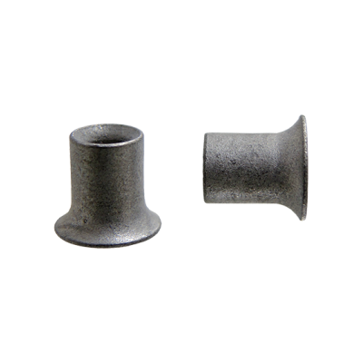 Duas buchas metálicas cinza escuro com flange em fundo branco