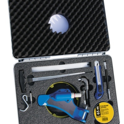 Estojo cinza para ferramentas com acessórios diversos organizados no interior