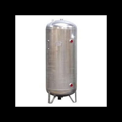 Tanque metálico cilíndrico vertical prateado com suportes e aberturas vermelhas