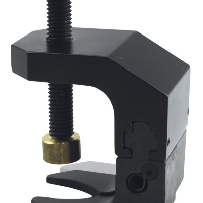 Aparelho de fixação metálico preto com parafuso e ponta em latão