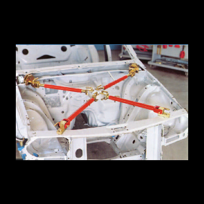 Estrutura metálica branca com barras vermelhas e ligações douradas em oficina