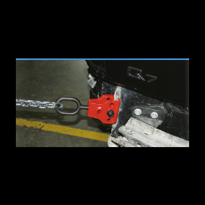 Garra vermelha com corrente presa a engate de reboque Q7 preto na traseira de veículo preto