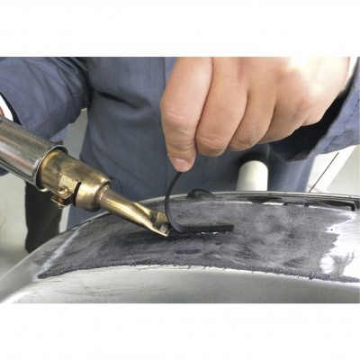 aplicação de reparo com calor em superfície metálica polida