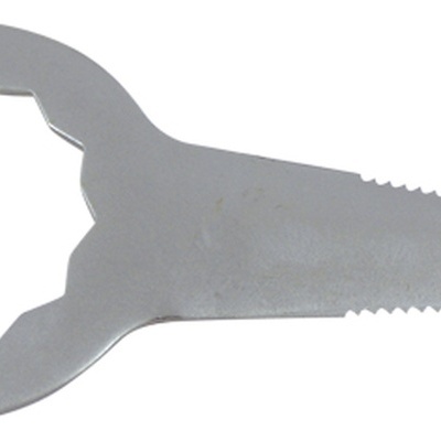 Chave metálica prateada com extremidade circular dentada e parte serrilhada