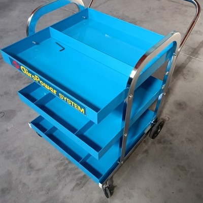 Carrinho de trabalho metálico azul com estrutura cromada e rodas