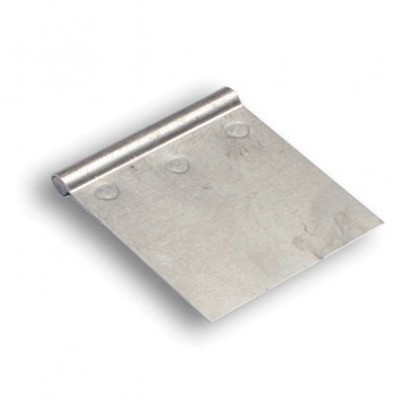 Lâmina metálica retangular prateada em fundo branco