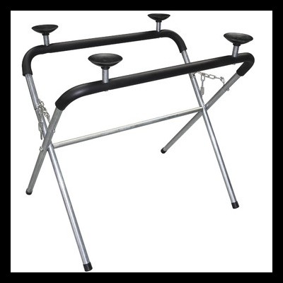 Estrutura metálica dobrável com suportes pretos e almofadas redondas