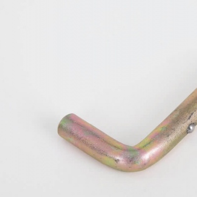 Peça metálica em forma de L dourada e rosada em fundo branco