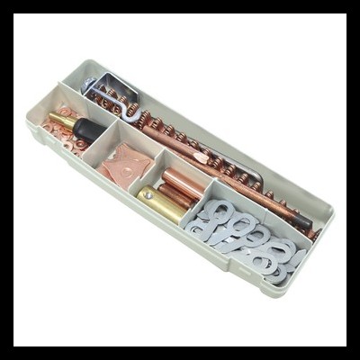 Estojo com parafusos, porcas, arruelas e componentes metálicos organizados