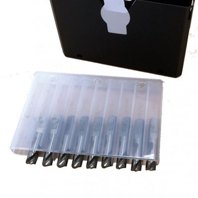 Conjunto de fresas de metal com estojo plástico e suporte preto