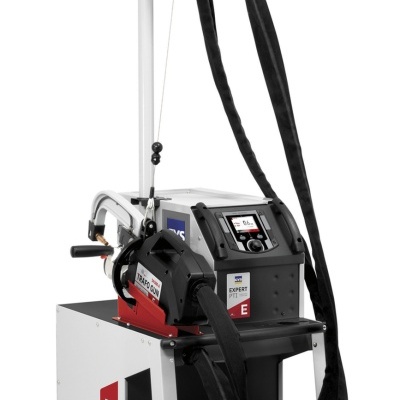 Máquina industrial metalizada com alavanca vermelha e cabos pretos