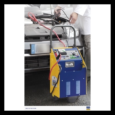 Máquina automóvel portátil amarela e azul ligada a carro cinzento em oficina