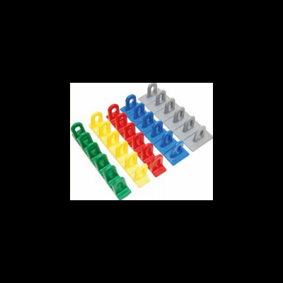 Suportes de plástico coloridos para cabides organizados em fileiras