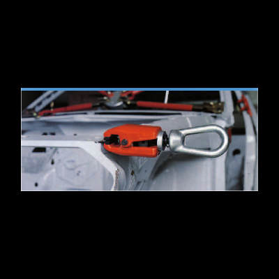 Dispositivo de reboque laranja com alça metálica fixado em estrutura branca