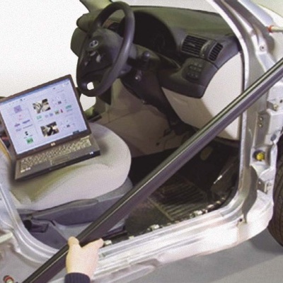 Interior de carro com banco cinza e computador portátil aberto