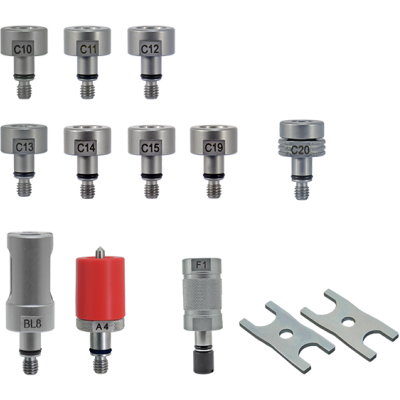 Peças de ferramentas metálicas e plásticas variadas, com etiquetas e chapas metálicas em fundo branco.