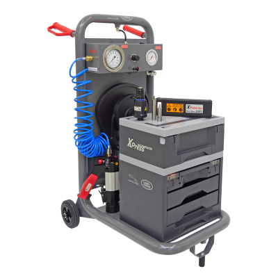 Máquina industrial cinza e preta num carrinho metálico com manómetros e mangueira azul