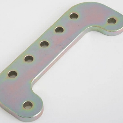 Peça metálica em forma de L com furos para fixação sobre fundo branco