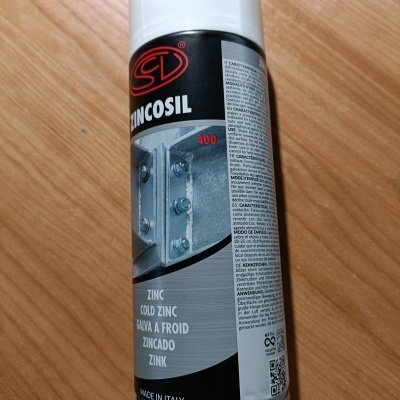 Lata de spray ZINCOSIL 400 com tampa branca sobre superfície de madeira