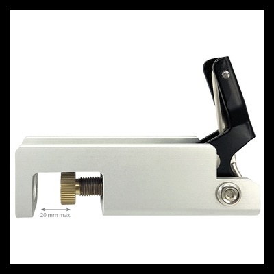 Prensa de bancada metálica com alavanca preta e parafuso dourado