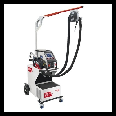 Máquina industrial branca e preta com detalhes vermelhos, painel digital, rodas e braço longo para aplicação