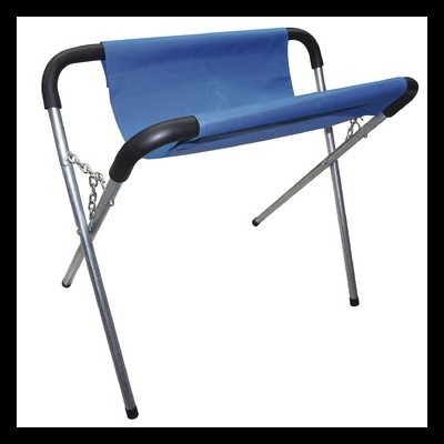 Banco dobrável azul com estrutura metálica e apoios pretos