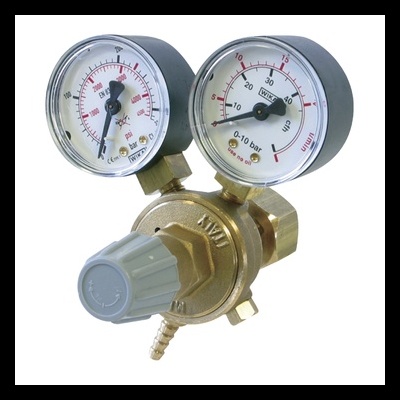 Regulador de pressão metálico com dois manómetros e válvula cinzenta.