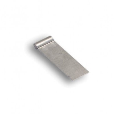 Clipe metálico prateado com extremidade enrolada