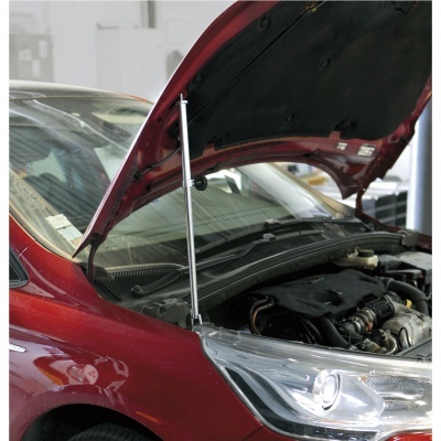 Carro vermelho com capô aberto e motor exposto