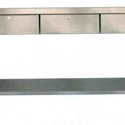 mesa de trabalho de metal cinzento com gavetas e prateleira