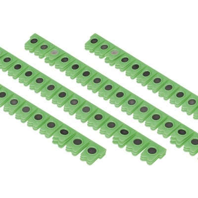 Cinco tiras verdes com orifícios e parafusos pretos num fundo branco