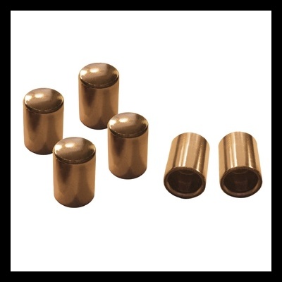 Cinco peças cilíndricas de metal dourado em fundo branco