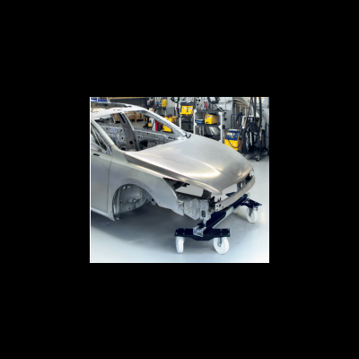 Estrutura metálica prateada de carro em oficina automóvel, base móvel preta com rodas brancas